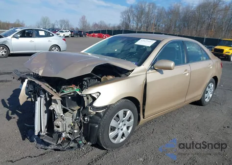 2010 Toyota Camry Le z USA, uszkodzony, nr VIN 4T1BF3EK4AU070917